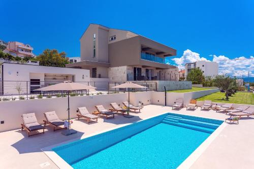Villa Diva with 7 bedrooms heated pool sauna and fun zone sea views — 4-Star Luxury Hotel in Podstrana, Croatia