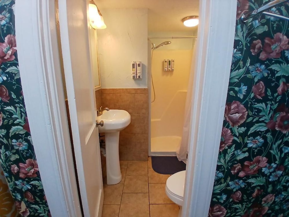 Jonathan Edwards Motel - photo 13