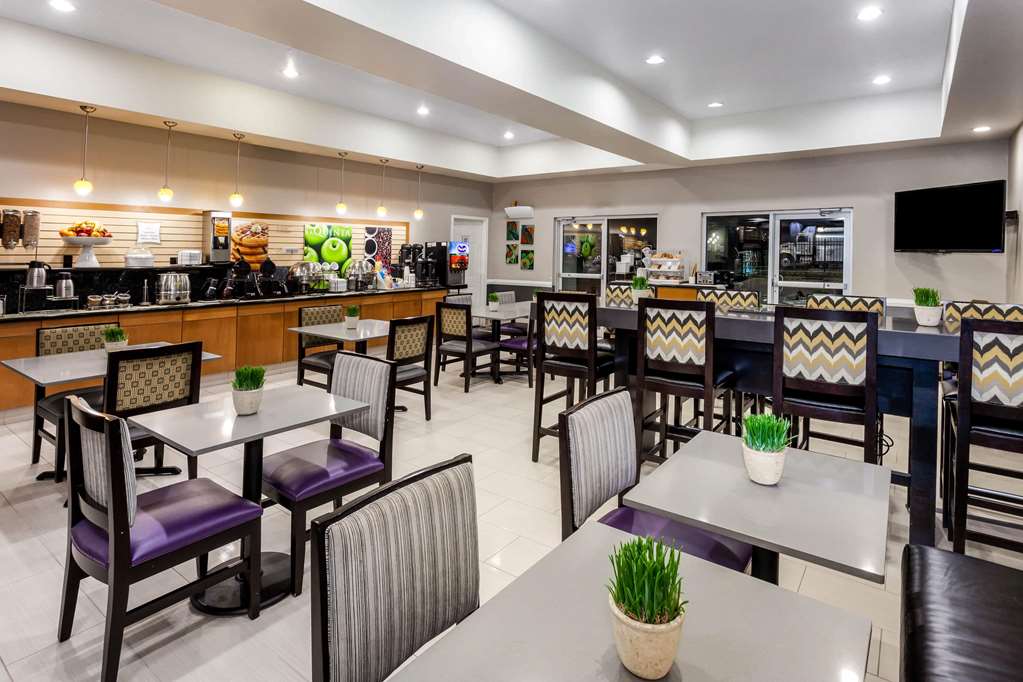 La Quinta Inn & Suites by Wyndham Laredo Airport - photo 45