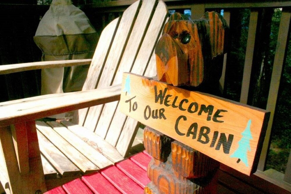 Little Red House Redwoods Hot Tub BBQ Fast WiFi Multiple Decks Near Golf Course Dog Friendly — 4-Star Luxury Hotel in Guerneville, United States