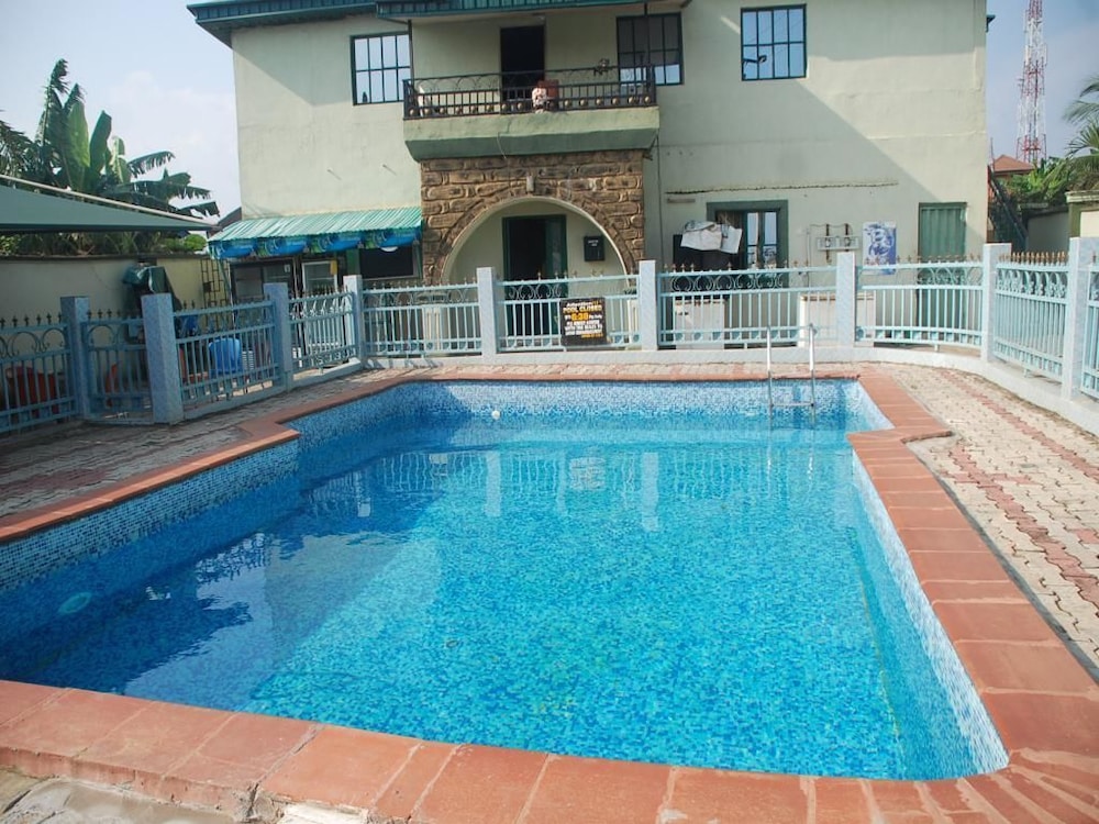 Oyins Holiday Inn Annex