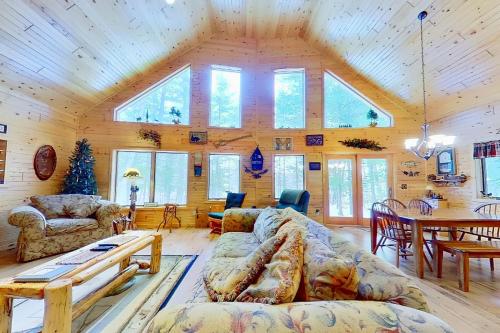 Shady Lane Lodge — 4-Star Luxury Hotel in Eagle River, United States