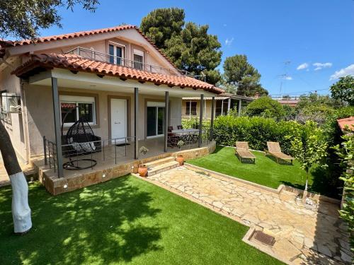 Nea Makri Holiday Villa — 4-Star Luxury Hotel in Nea Makri, Greece