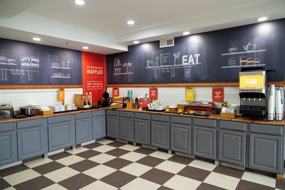 Hampton Inn Brattleboro - photo 17