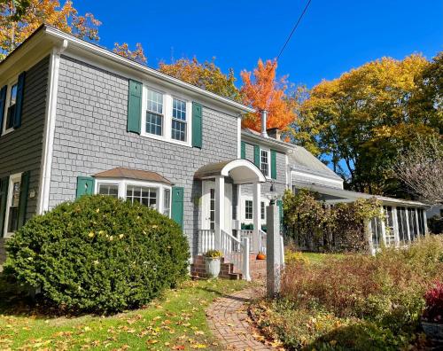 Charming 4BR colonial close to downtown — hotel in Keene