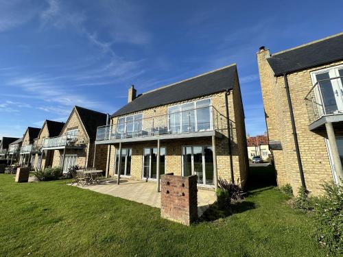 Baywatch Seaview and Balcony Part of the The Bay Filey Holiday Village with pool gym and direct beach access pub restaurant tennis and meadows walks