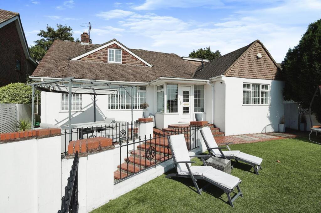 4 BDR Carden Villa By Guest Nest Management In Brighton With Hot Tub Pet Friendly — 4-Star Luxury Hotel in Brighton, United Kingdom