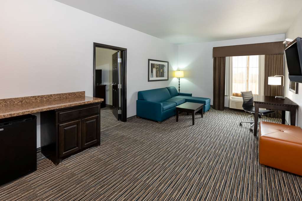 La Quinta Inn & Suites by Wyndham Mt. Pleasant - photo 36