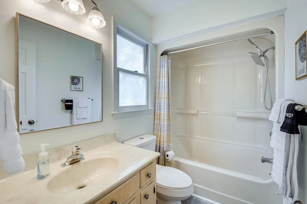 Charming Seneca Home 3 Mi to Memorial Stadium — 4-Star Luxury Hotel in Seneca, United States