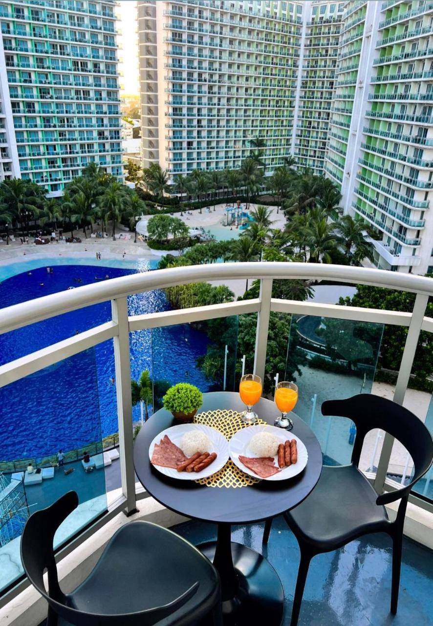 2 Bedroom Apartment with balkony — 4-Star Luxury Hotel in Manila, Philippines