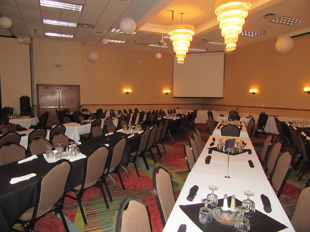 Express Suites Riverport Inn & Suites - photo 55