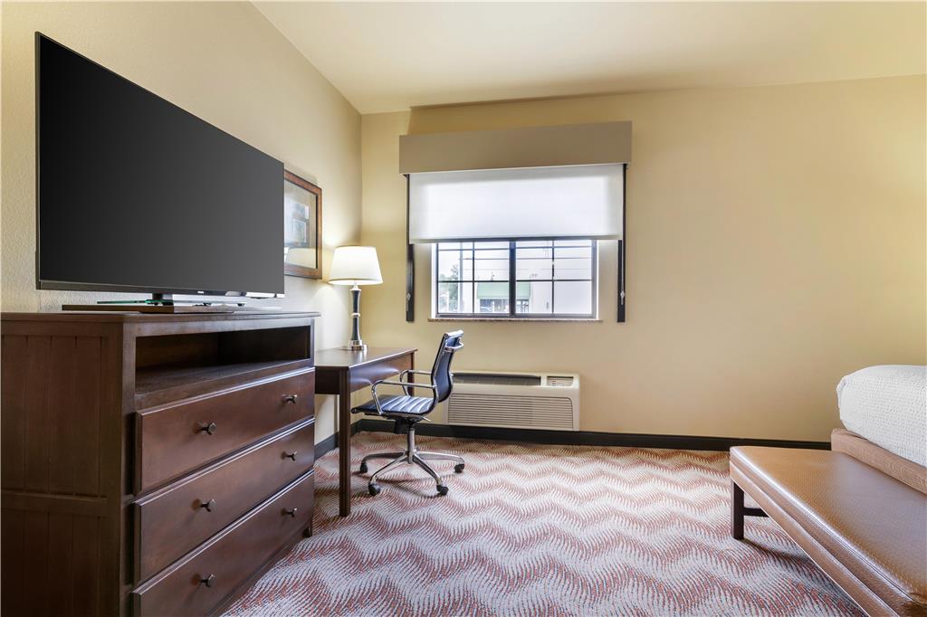 Best Western Plus Cimarron Hotel & Suites - photo 32