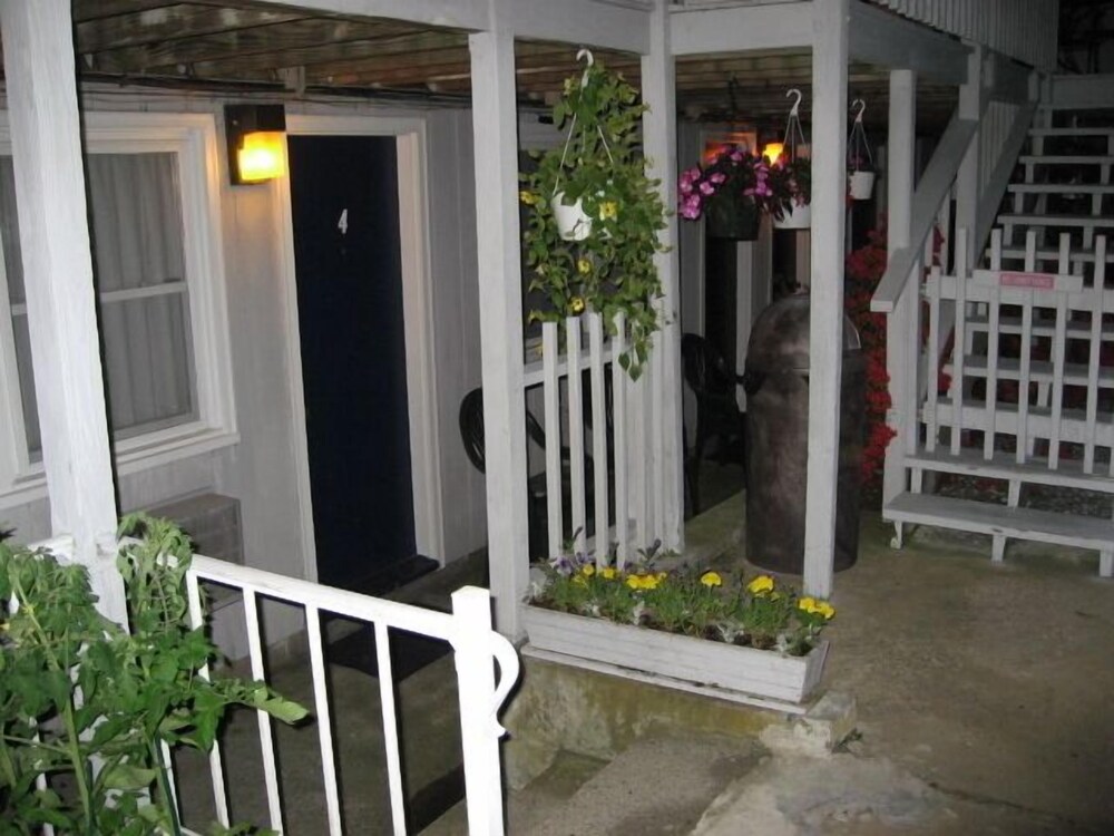 Sea Whale Motel - photo 21