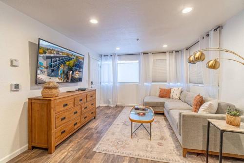 Stylish Serene Midtown Getaway: Retreat for Two