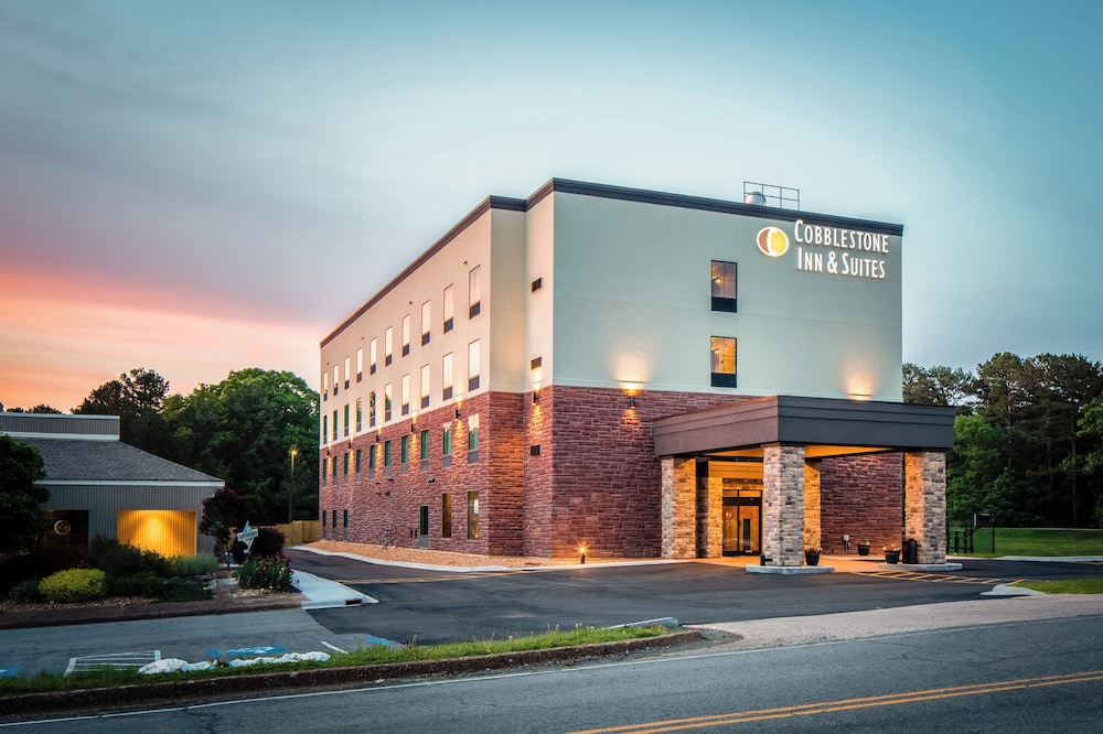 Cobblestone Inn & Suites Fairfield Bay - carbon neutral hotel in Fairfield Bay