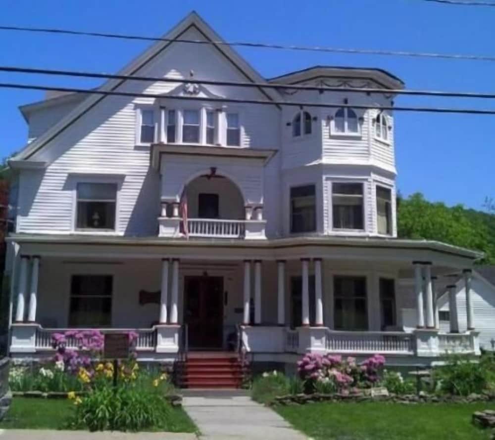 Victorian Charm Inn - photo 56