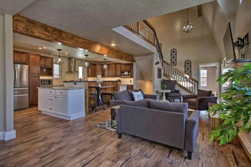 Spacious Home With Hot Tub — 4-Star Luxury Hotel in Great Falls, United States