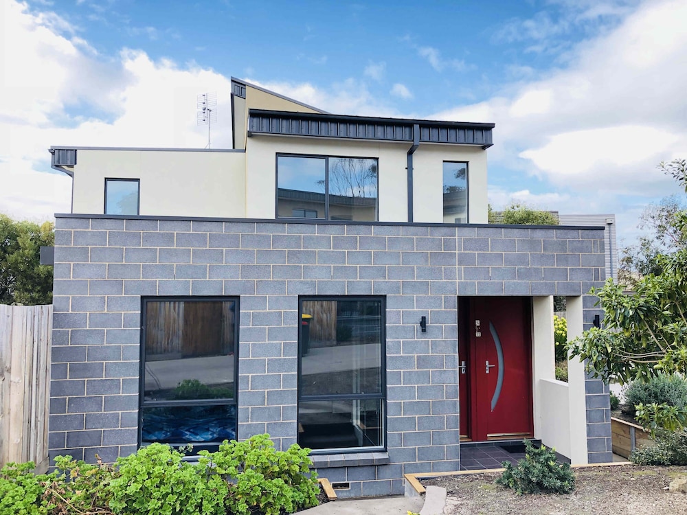 Apollo Bay Seal Apartments — 4-Star Luxury Hotel in Apollo Bay, Australia