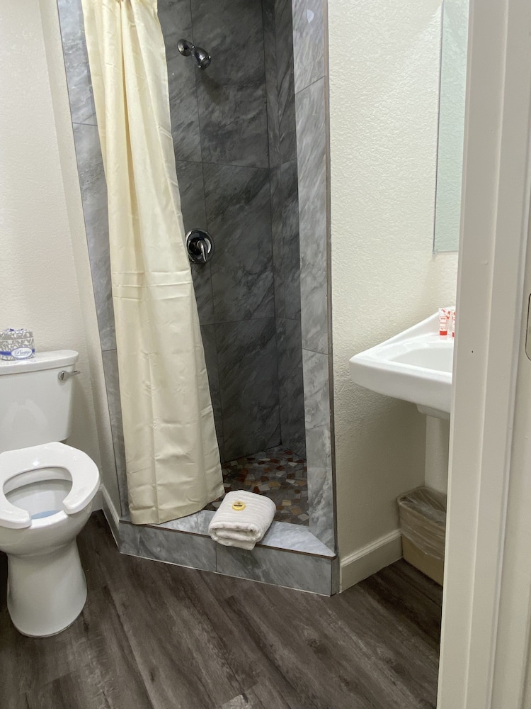 Lucky Cuss Motel - photo 26