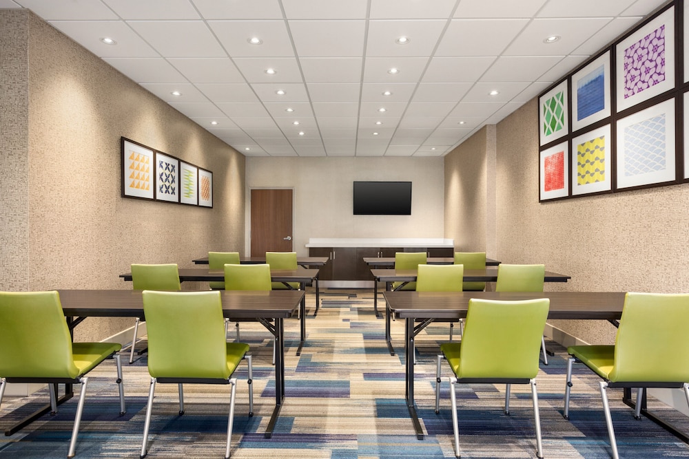 Holiday Inn Express & Suites Redding by IHG - photo 29