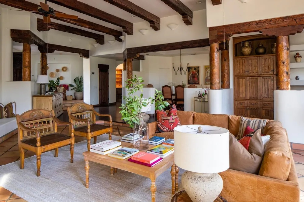 8 Br Spanish Resort Style W Gorgeous Pool & Fire Pit 8 Bedroom Home - photo 3