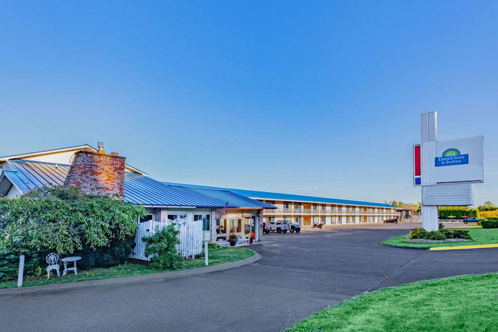 Days Inn & Suites by Wyndham St. Ignace Lakefront - photo 8