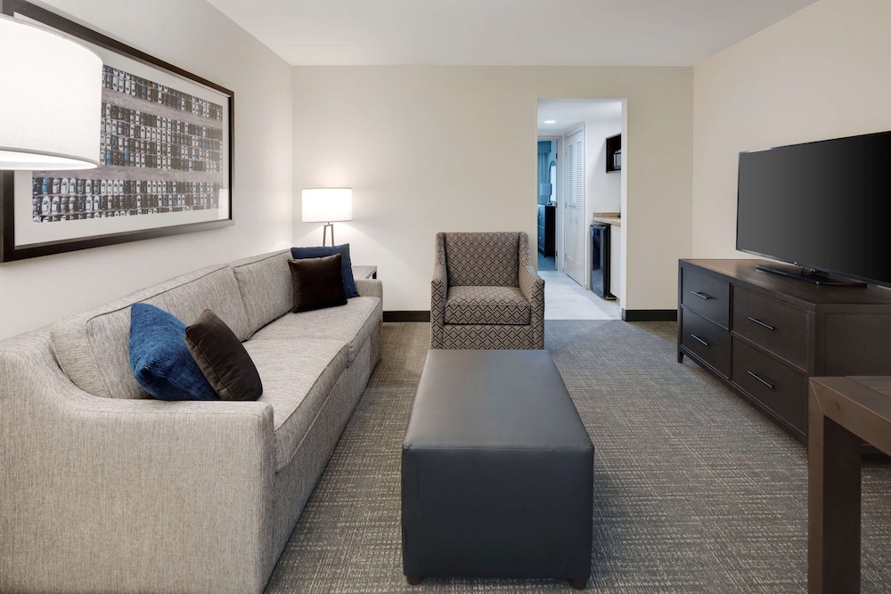 Embassy Suites by Hilton Detroit Troy Auburn Hills - photo 28