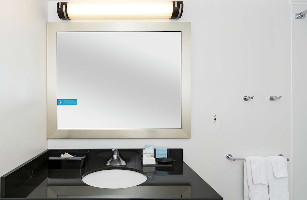 Hampton Inn & Suites Raleigh Cary Lenovo Center - photo 32