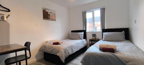 4 Beds Spacious Apartment With Parking And Wifi Chafford Hundred Near Station And Shopping Long Stays 20672148 — West Thurrock