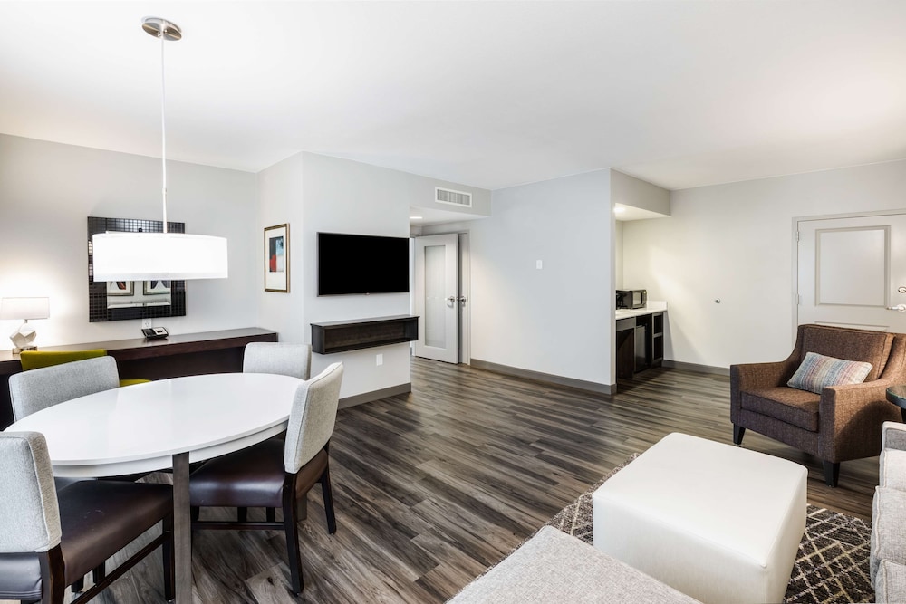 Embassy Suites by Hilton Houston Energy Corridor - photo 18