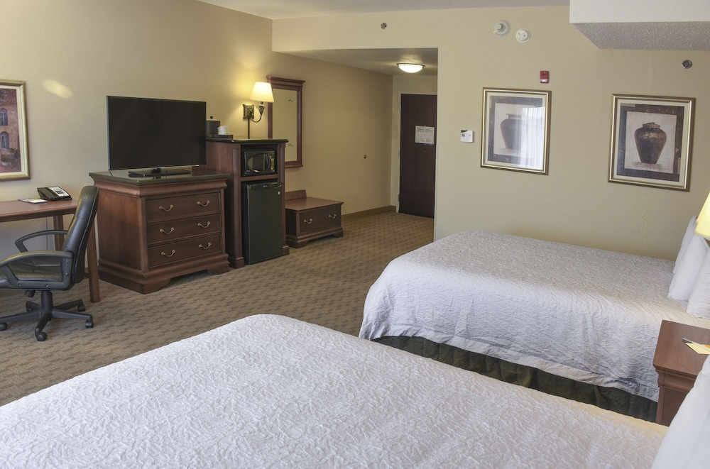 Hampton Inn & Suites Youngstown Canfield - photo 22
