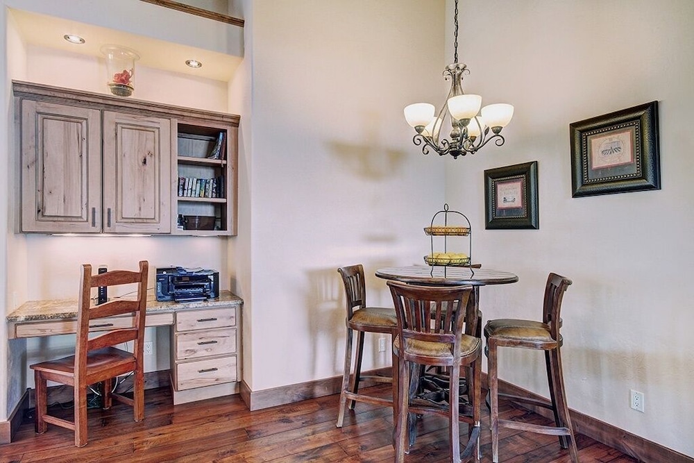 Mountain Majesty Manor Main Street by Pinnacle Lodging - photo 23