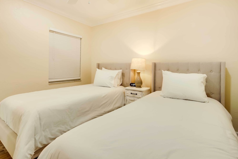 Oceanfront Retreat w Beach & Resort Access - photo 4