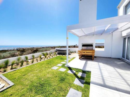 Sunshine Sally - carbon neutral hotel in Unknown City