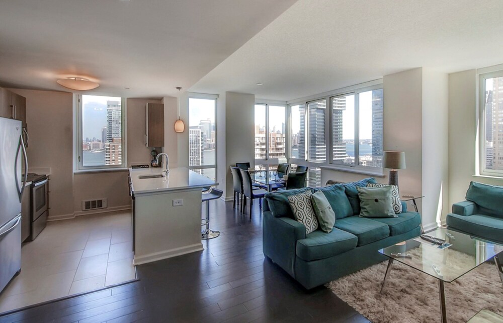 Global Luxury Suites at Newport - photo 39