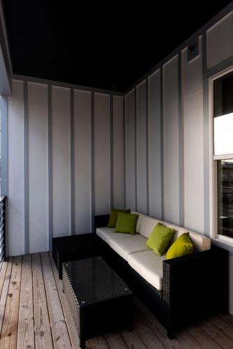 Luxury Hillsboro Village Rooftop Retreat Sleep 12 w Chef s Kitchen Smart TVs & Garage Walk to Vanderbilt Pancake Pantry & Boutique Shopping Minutes to Broadway 12 South & The Parthenon 24 7 Hospitality — 4-Star Luxury Hotel in Nashville, United States