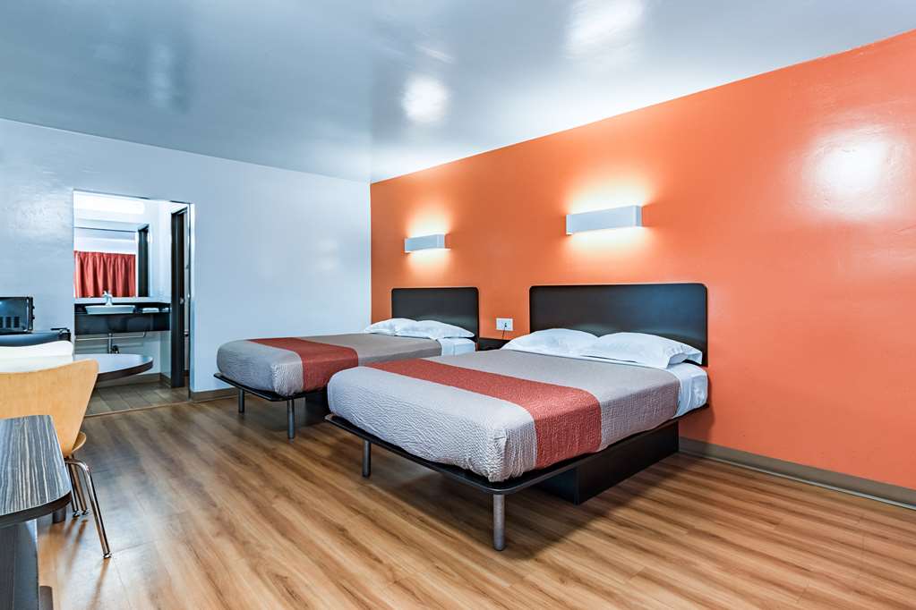 Motel 6 - photo 10