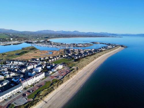 Beach Front Apartment — 4-Star Luxury Hotel in Pwllheli, United Kingdom