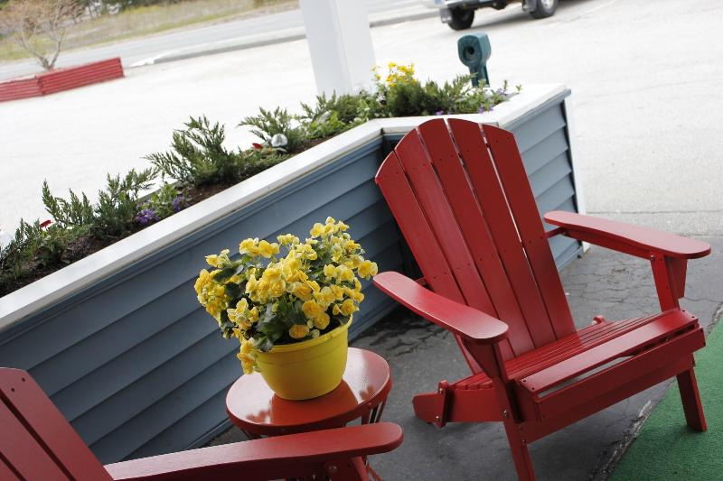 Colonial Inn Ellsworth - photo 15