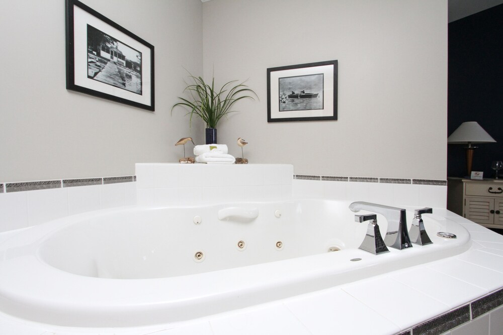 Bay Pointe Inn - photo 26