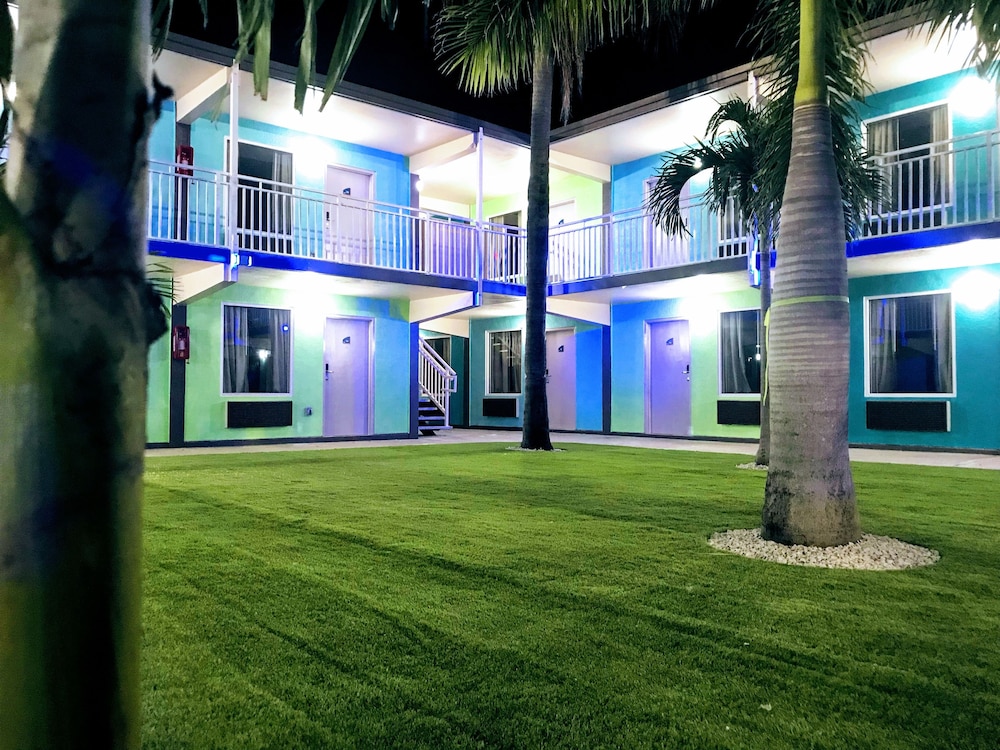 Tropical Inn & Suites - photo 92