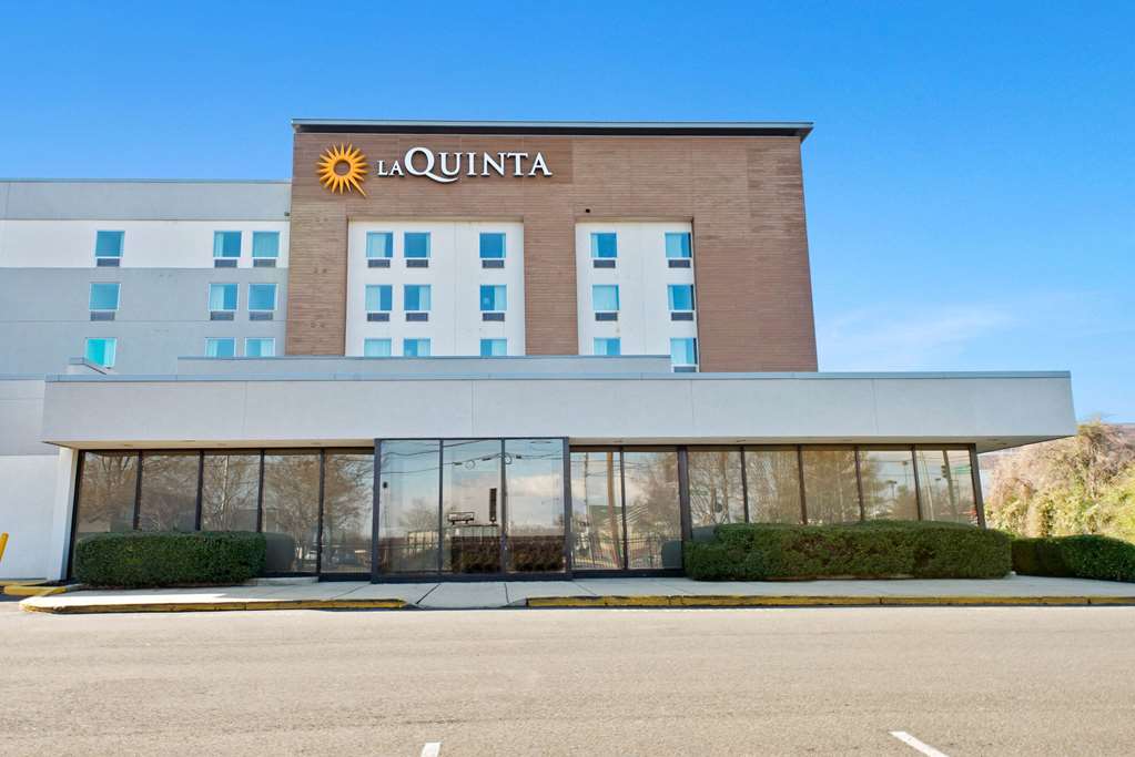 La Quinta Inn & Suites by Wyndham DC Metro Capital Beltway - photo 11