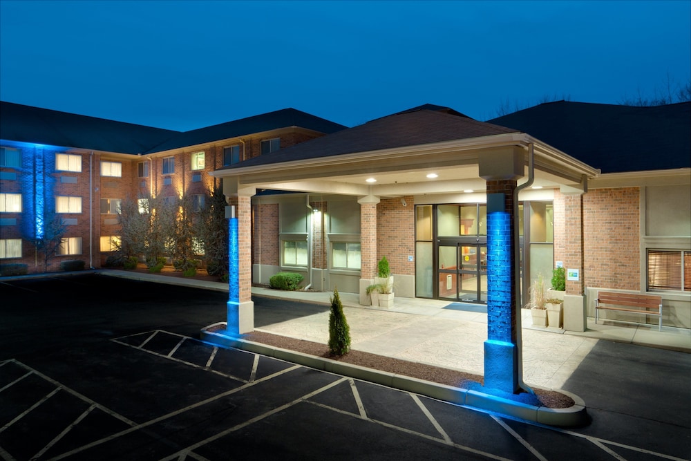 Holiday Inn Express And Suites By Ihg — Smithfield