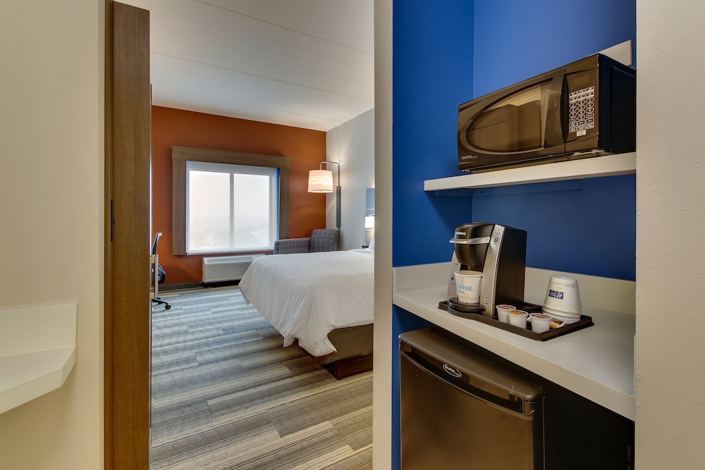 Holiday Inn Express & Suites Nashville Metrocenter Downtown by IHG - photo 21