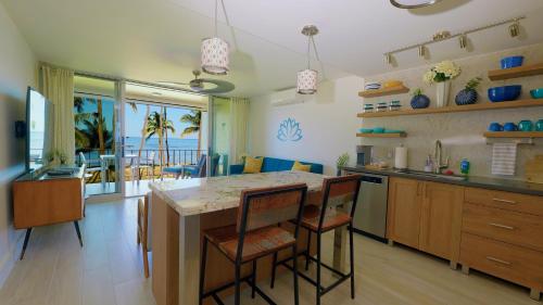 Oceanfront Gorgeous Sunsets Dual AC King Bed Top Floor Views Impeccably Remodeled Gem HKOK318 in Kihei, United States