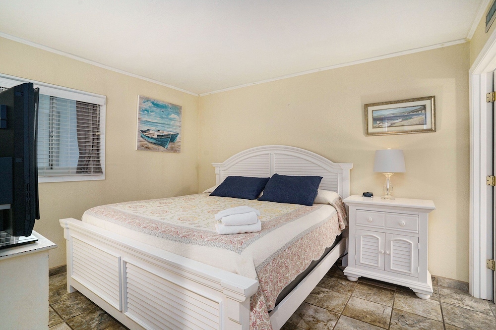 1011 Waters Edge Resort 2 Bedroom Condo by RedAwning - photo 2