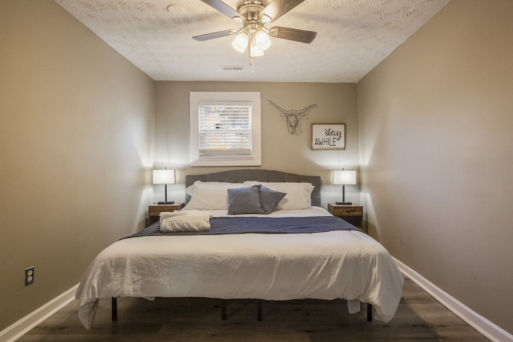 Newly renovated 4BR CozySuites - photo 15