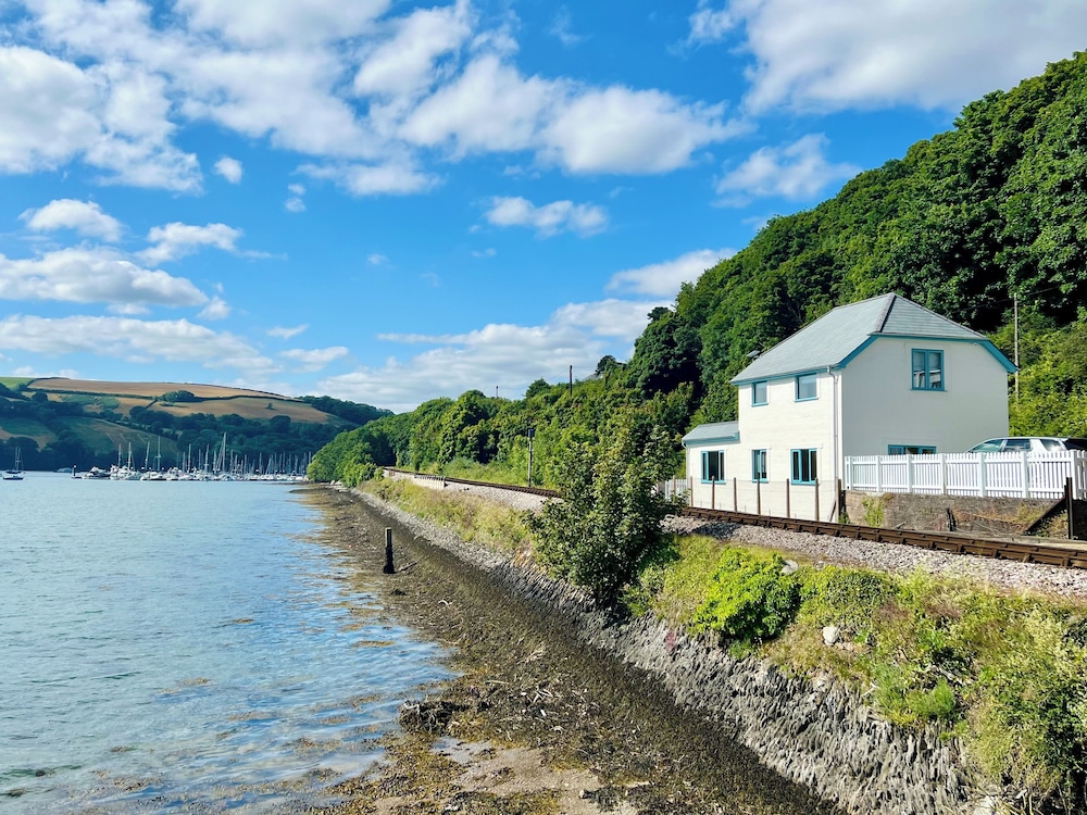 Britannia Crossings Cottage — 4-Star Luxury Hotel in Dartmouth, United Kingdom