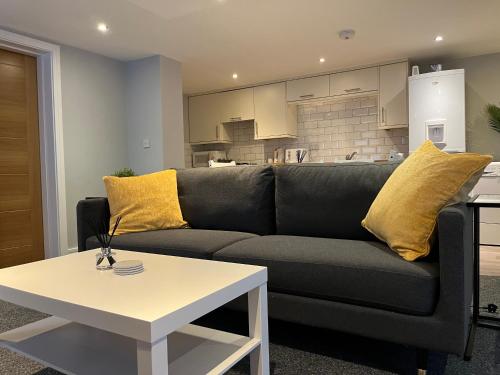 Stylish 1 Bedroom 2 bed Basement Flat With Free Parking — hotel in Sale