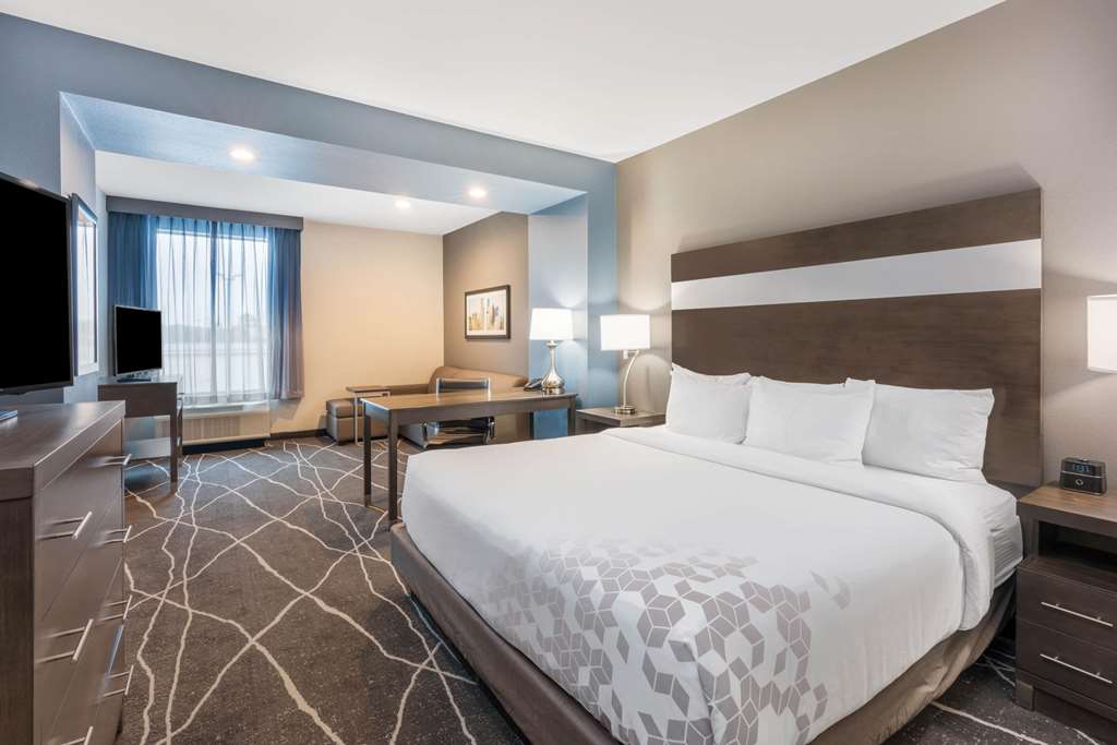 La Quinta Inn and Suites by Wyndham Houston Spring South - photo 10